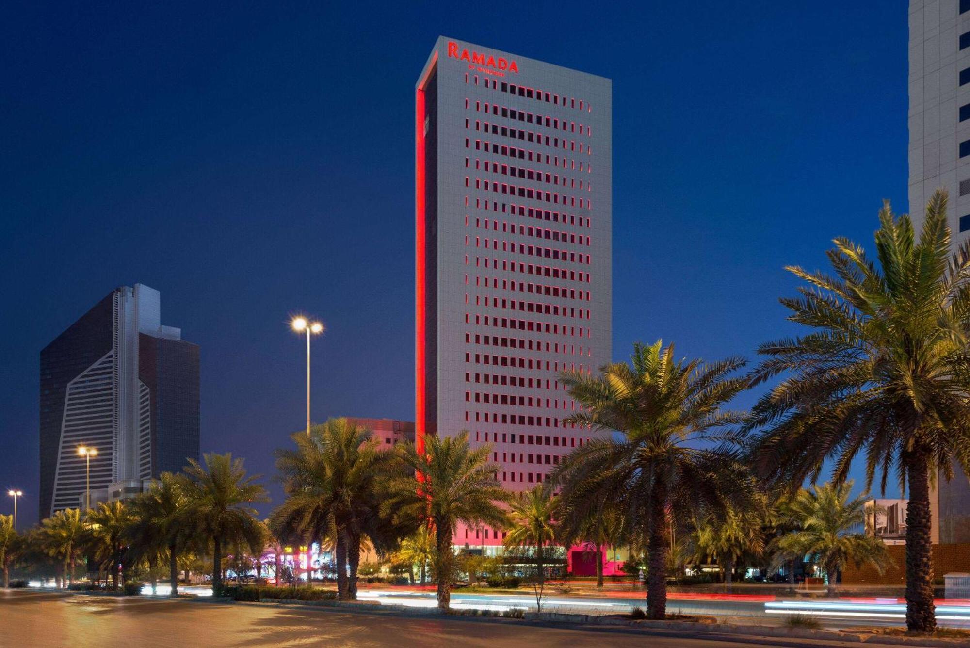 Ramada By Wyndham Riyadh King Fahd Road Εξωτερικό φωτογραφία The hotel at night