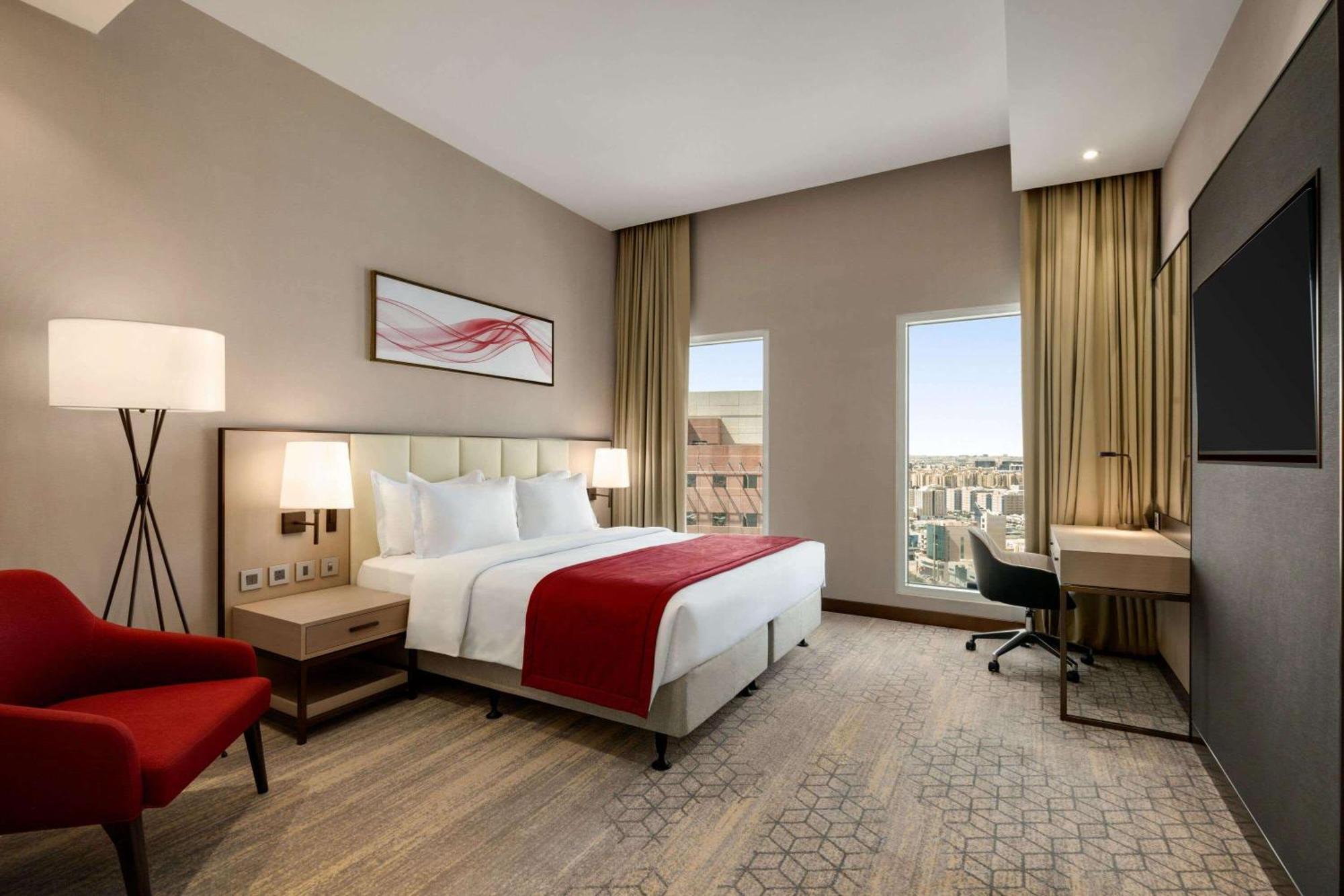 Ramada By Wyndham Riyadh King Fahd Road Εξωτερικό φωτογραφία A guest room at the Hilton Garden Inn, London Heathrow