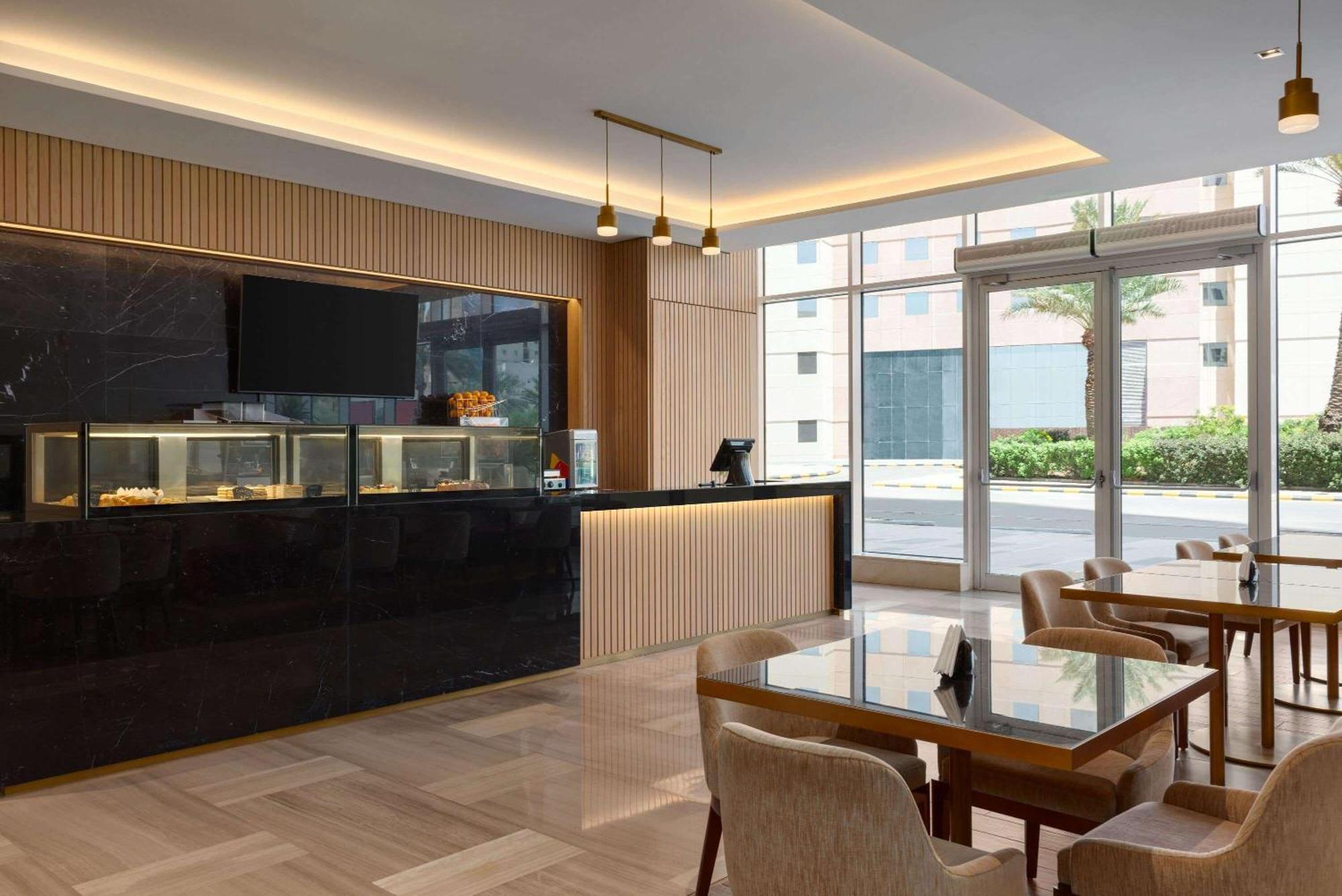 Ramada By Wyndham Riyadh King Fahd Road Εξωτερικό φωτογραφία The Lounge at KLIA