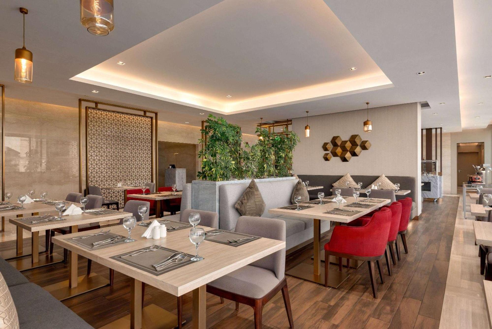 Ramada By Wyndham Riyadh King Fahd Road Εξωτερικό φωτογραφία The restaurant