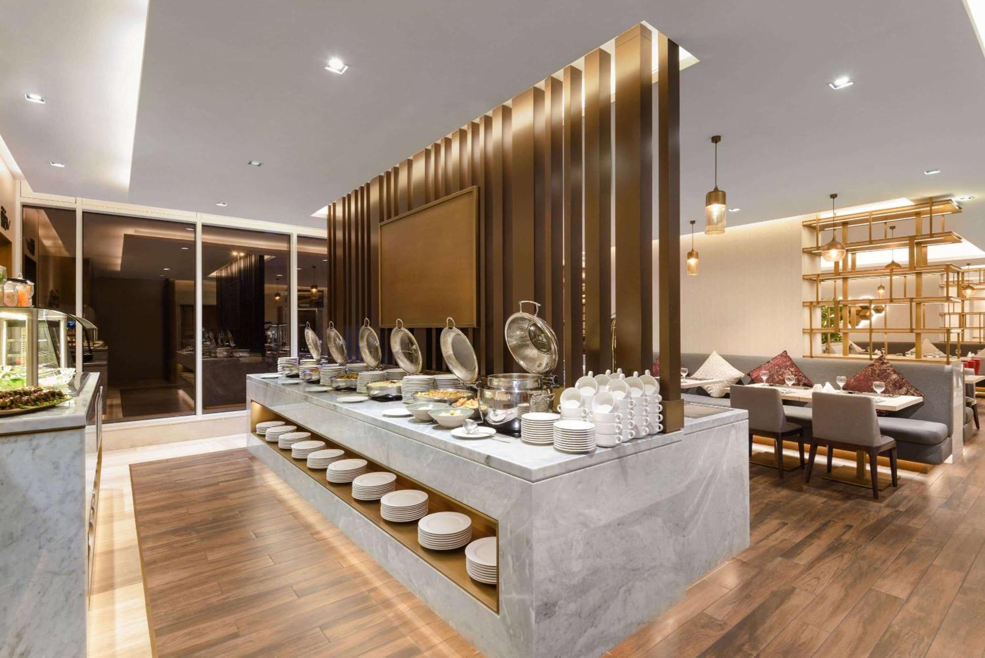 Ramada By Wyndham Riyadh King Fahd Road Εξωτερικό φωτογραφία The restaurant