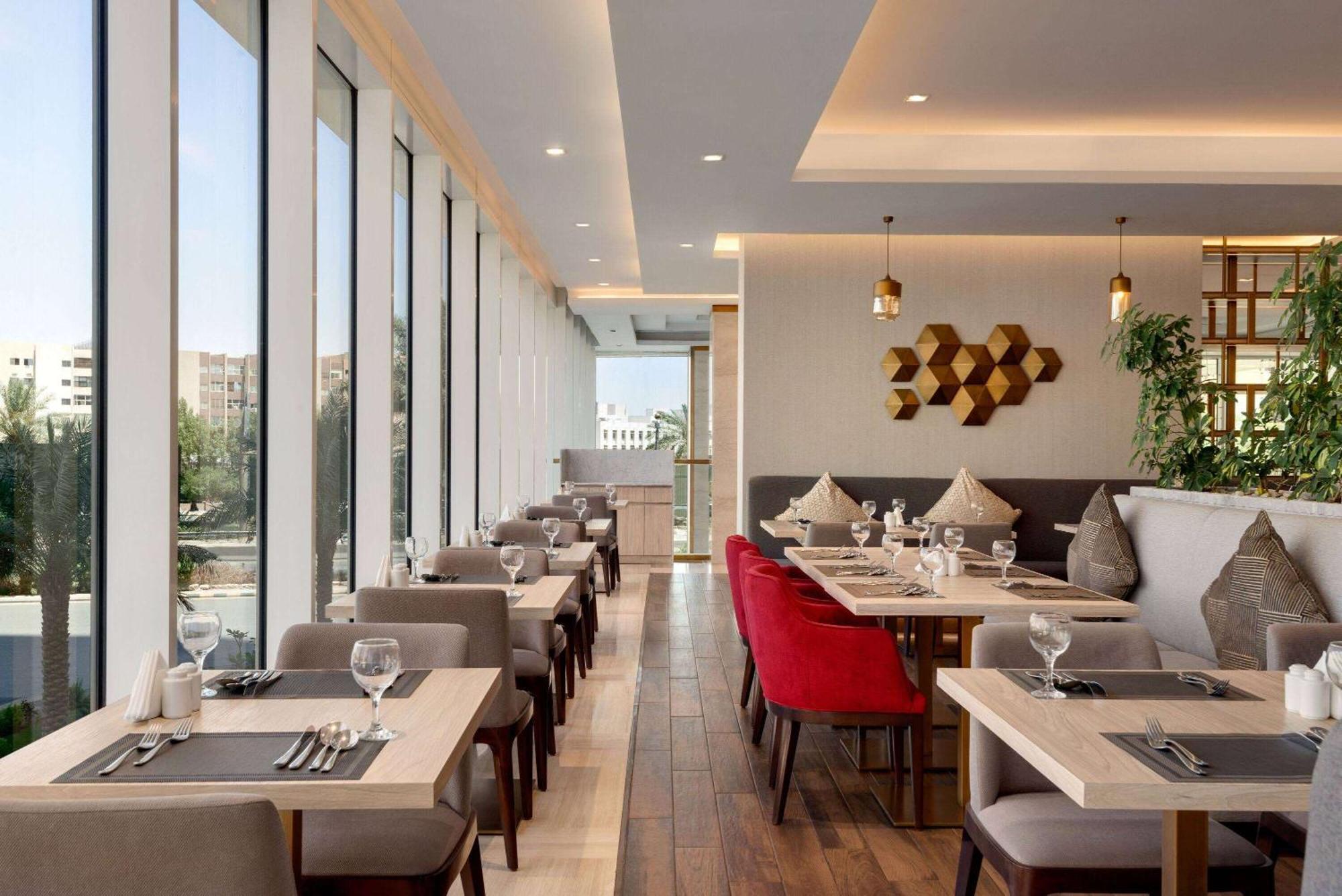 Ramada By Wyndham Riyadh King Fahd Road Εξωτερικό φωτογραφία The restaurant