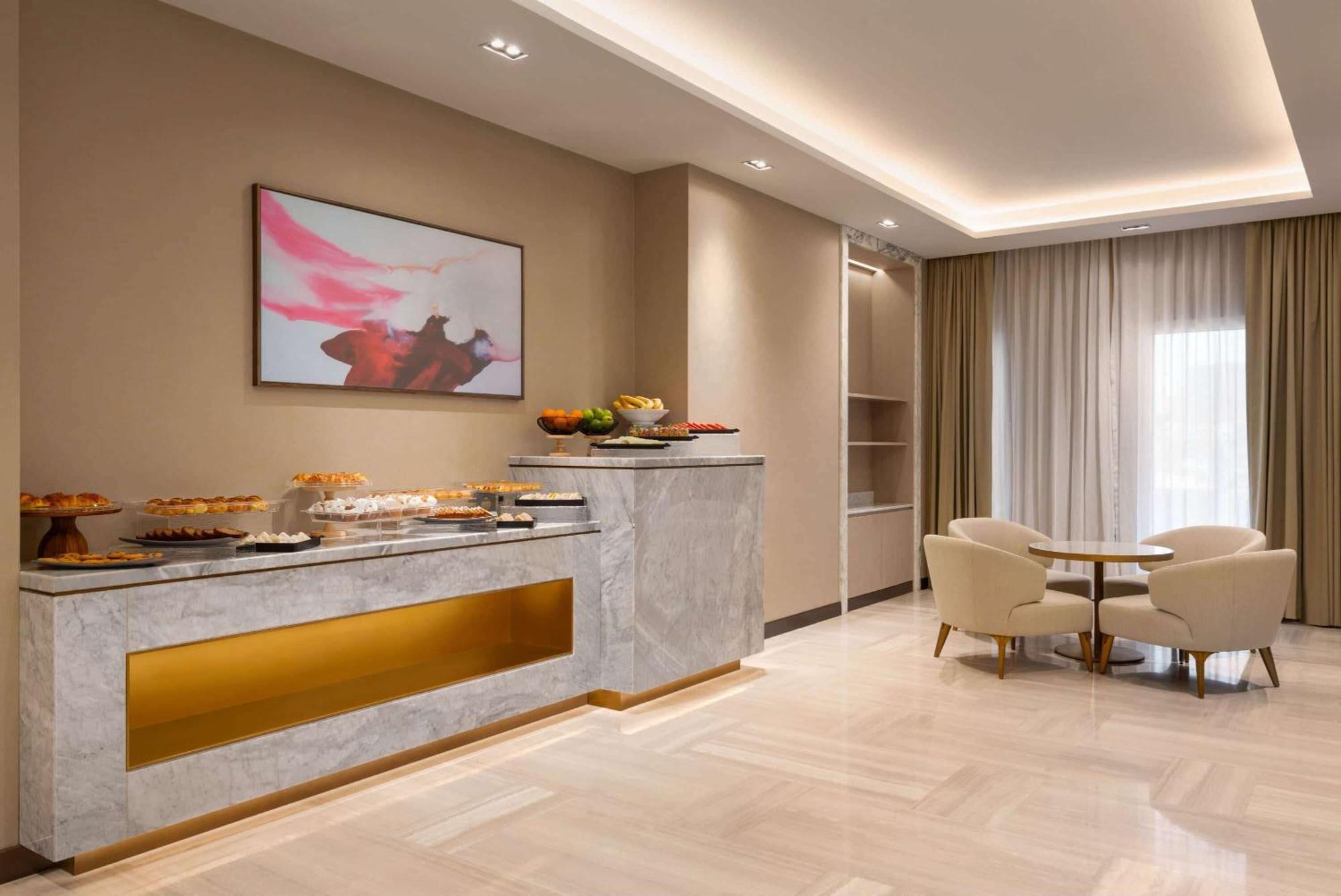 Ramada By Wyndham Riyadh King Fahd Road Εξωτερικό φωτογραφία The lounge at the airport