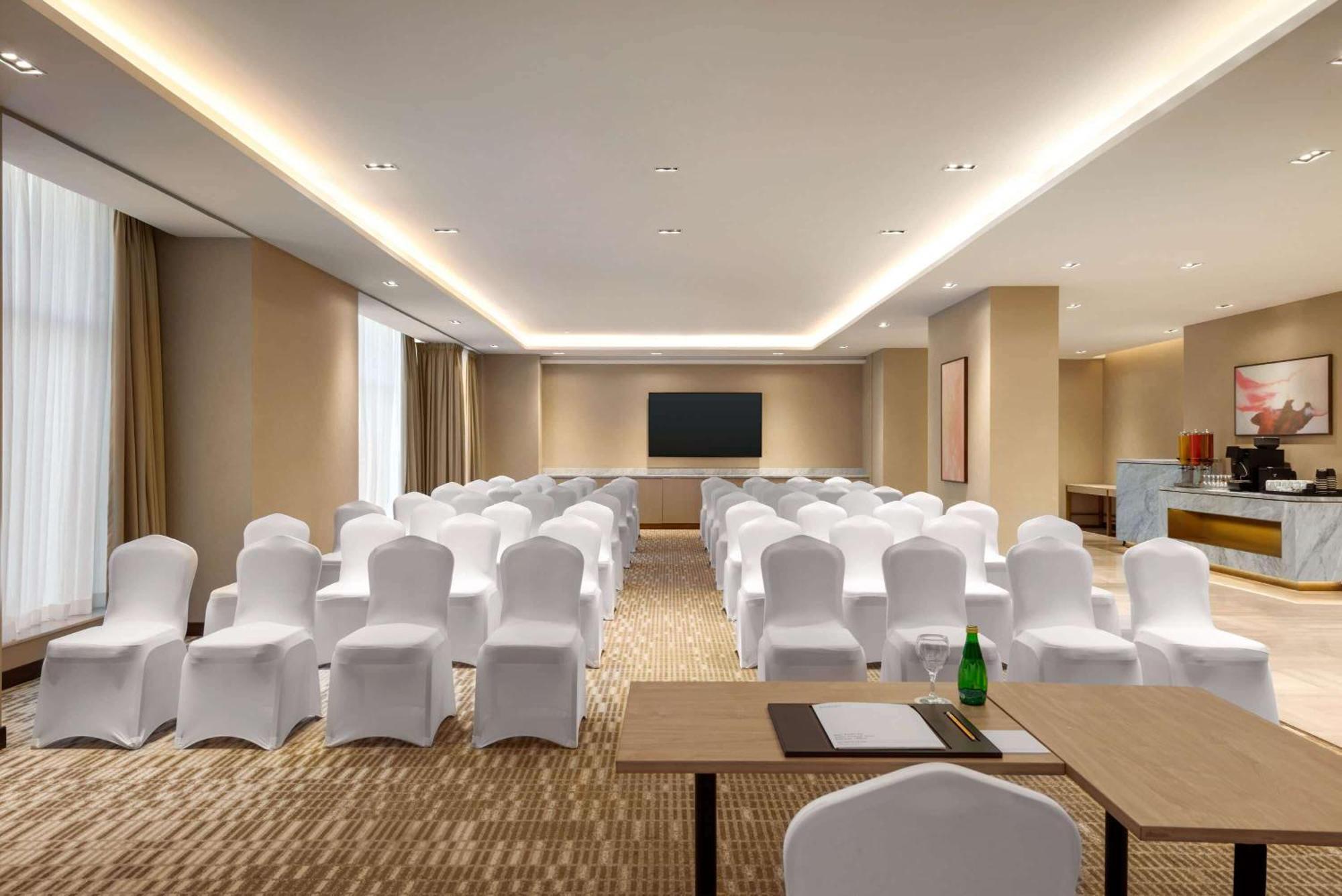 Ramada By Wyndham Riyadh King Fahd Road Εξωτερικό φωτογραφία Meeting room